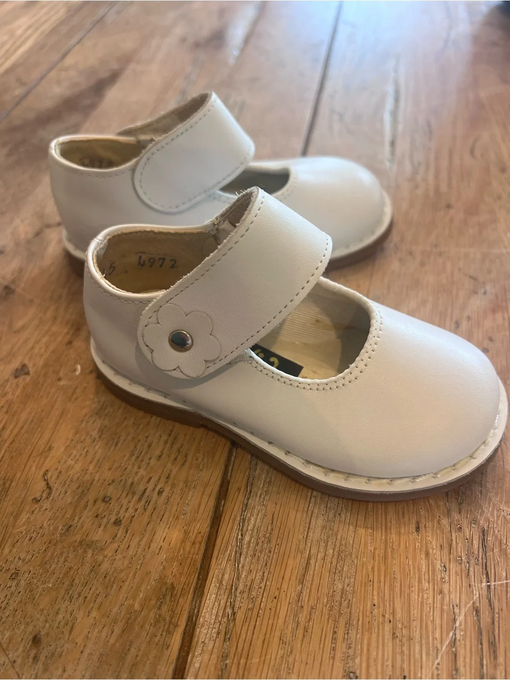 Amilio White Mary Jane Dress Shoes Hook & Loop Strap Flower Accent Girls 4D Wide
